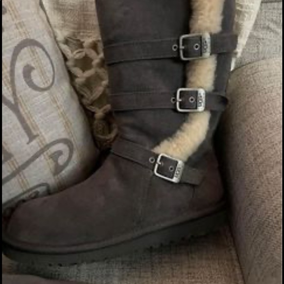 UGGS boots - Picture 2 of 3